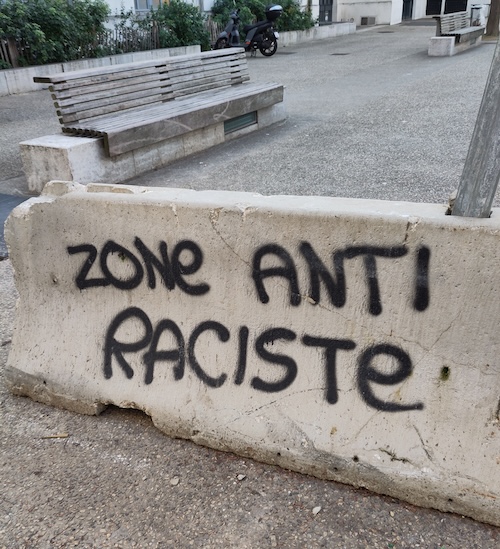 Tag "zone anti raciste" sur un plot de chantier