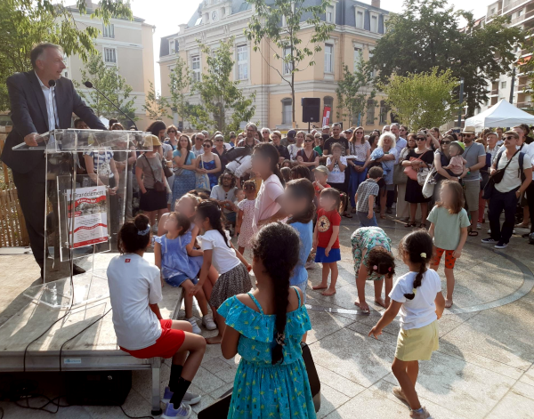Bruno Bernard inaugure la place Grandclément devant des enfants