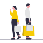 2 passants avec des sacs de courses