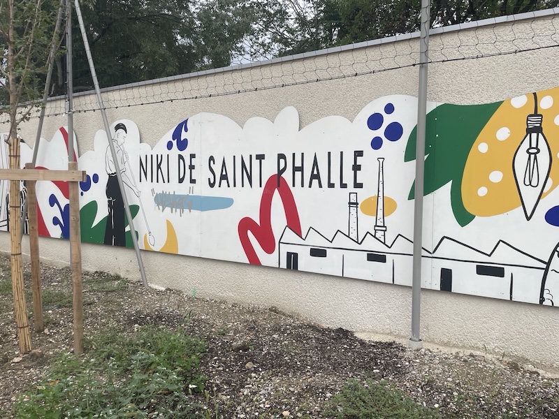Fresque sur de l'école Niki de Saint-Phalle avec le nom en gros